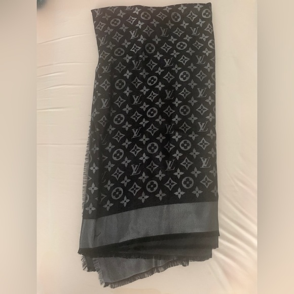 LOUIS VUITTON Monogram Shine Shawl - Black/Silver - NWoT! - Picture 6 of 12
